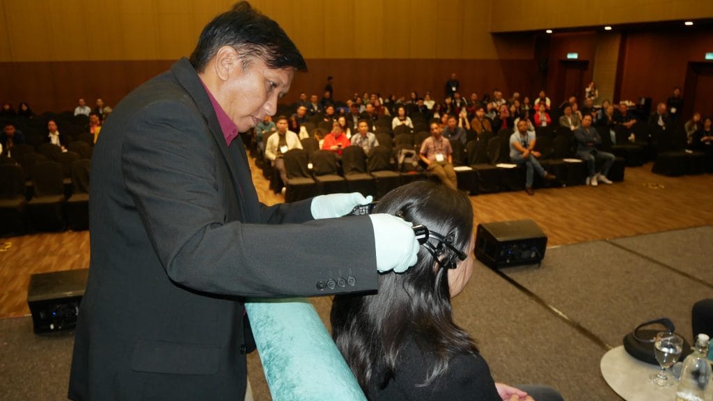 Heru Wiryanto, CTO otaQku melakukan demonstrasi brain profiling di hadapan audiens ELC 2025, Kuala Lumpur