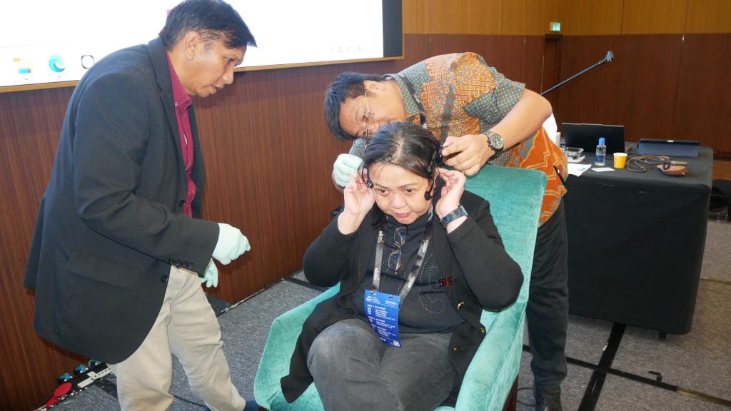 Alexander Lukman, CCO otaQku dan Heru Wiryanto, CTO otaQKu melakukan demo terhadap audiens ELC 2025, Kuala Lumpur