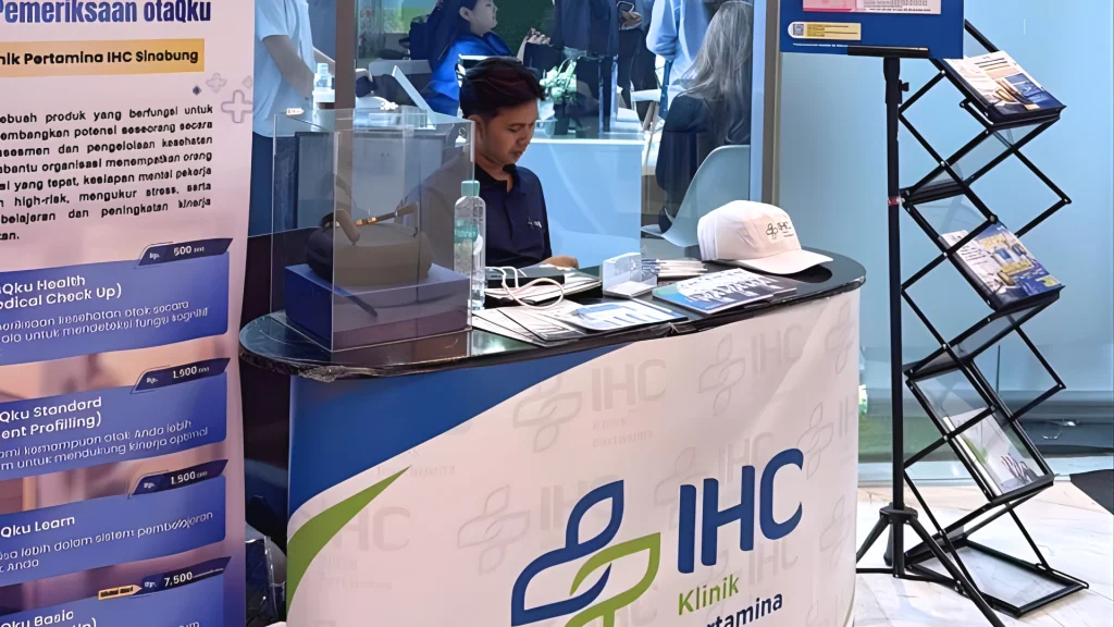 Rohim sedang menjaga booth otaQku di Employee Wellbeing Week & Health Expo 2025